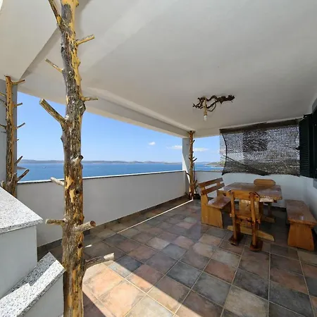 House Lovre Vakantiehuis Tkon